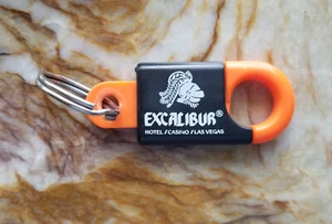 Portachiavi Portachiavi EXCALIBUR CASINO Hotel LAS VEGAS ca 1980 Arancione 2,5"" + anello - Foto 1 di 2