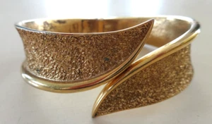 VINTAGE CROWN TRIFARI 1950s MODERNIST CLAMPER BRACELET TEXTURED GOLD TONE GUC - Bild 1 von 14