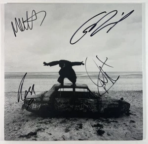 ÁLBUM DE VINILO DE THE 1975 BAND FIRMADO SIENDO DIVERTIDO EN UN IDIOMA EXTRANJERO BAS AC76395 - Imagen 1 de 4