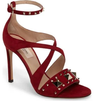 NUEVO EN CAJA $975+ VALENTINO Correa Cruzada Rockstud Sandalia Zapato Rubino Borgoña Gamuza 36.5 Foto 1 de 4