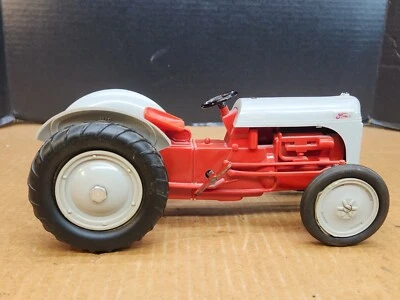 Producto Miniatura Ford 8N Tractor Cuerda Plástico 9.5" Foto 1 de 4