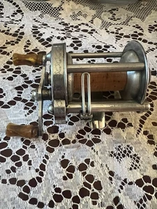 VINTAGE 1953 fishing reel PFLUEGER   Skilkast USA with bakelite handles - Picture 1 of 5