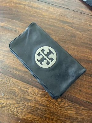 Bolso sin asas Tory Burch de cuero negro con solapa y cadena - sin manchas de correa Foto 1 de 4