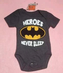 BATMAN HEROES NEVER SLEEP BABY ONE PIECE 0-3 MONTHS SHORT SLEEVE CHARCOAL  GRAY - Picture 1 of 4