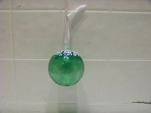 Adorno de Navidad Vidrio Soplado a Mano Verde y Blanco Decoración Bombilla Conway - Imagen 1 de 2