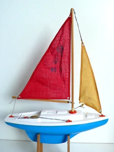 VOILIER DE BASSIN GIRAUD-SAUVEUR MODÈLE F-28 PLASTIQUE Lg 31 cm BON ÉTAT 1960 - Imagen 1 de 7