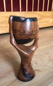 Vintage 8,5" Mid Century Handwerk Boho geschnitzte Holz Hand haltende Vase - Bild 1 von 12