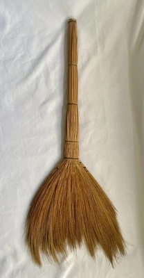 Vassoura grande artesanal primitiva vintage feita à mão cabo de madeira suja  - Imagem 1 de 4