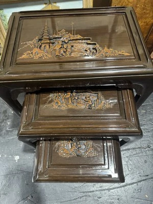 Hermosas mesas anidadoras grabadas vintage de madera de rosa oriental Foto 1 de 4