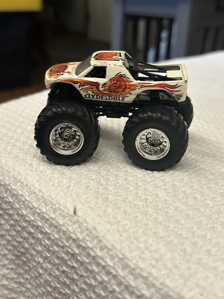 Hot Wheels Monster Jam масштаб 1:64 — логотип Clydesdale напечатан с обратной ошибкой - Изображение 1 из 2