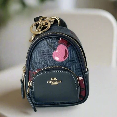 Mochila Coach Mini Court Bolso Charm Llavero CZ086 Cereza Firma Lona Foto 1 de 4