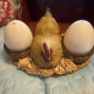 Roter Schuppen Salz & Pfefferstreuer Set, Huhn im Korb, Bauernhof Motiv - Bild 1 von 6