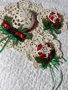 Vintage Handarbeit 3 Weihnachtshauben Ornament gehäkelt MOTORHAUBE 1-8 "Groß 2-4"Sm - Bild 1 von 15