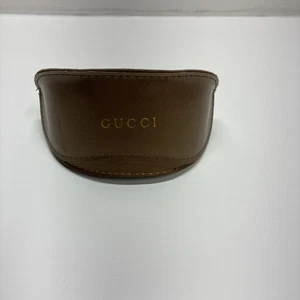 Estuche dorado suave con cáscara de almeja de bronce... por GUCCI - Imagen 1 de 6