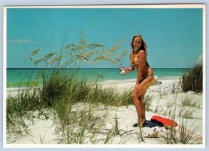DE 1980 BIKINI DE CUERDA NIÑA ARENA EN MIS ZAPATOS SEXY ARRIESGADO POSTAL 4x6" - Imagen 1 de 2