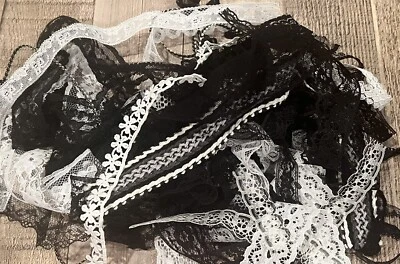 30 PÇS BONECA ROLO TRECHO ARTESANAL COSTURA ACABAMENTO EM RENDA VINTAGE/ATUAL PRETO E BRANCO - Imagem 1 de 4