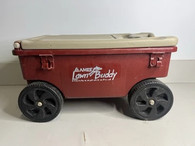 Carro de jardín con ruedas Ames Lawn Buddy rojo almacenamiento de pintores asiento con tapa abatible Foto 1 de 4