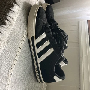 Size 10.5 - adias Daily Team Black/White - AW4575 - Picture 1 of 9