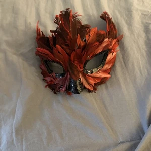 Masquerade red feather mask - Picture 1 of 4