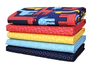 Urban Zoologie Navy Giraffes 5 Fat Qrtrs, Ann Kelle for Robert Kaufman, 1 1/4 yd - Picture 1 of 2