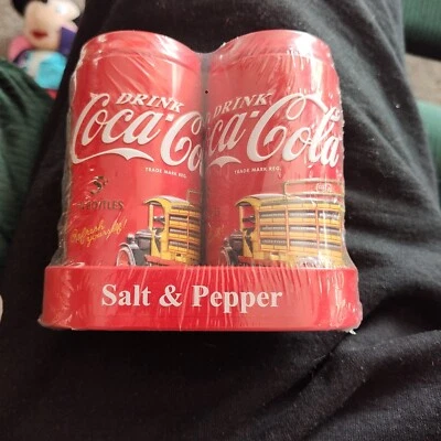 Набор солонок и перечниц COCA-COLA ретро винтажный стиль красная жестяная банка с лотком держателем - Изображение 1 из 4