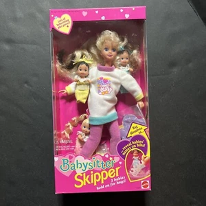 BAMBOLA VINTAGE MATTEL 1994 BABYSITTER SKIPPER BARBIE 12071 CON 3 BAMBINI - Foto 1 di 15
