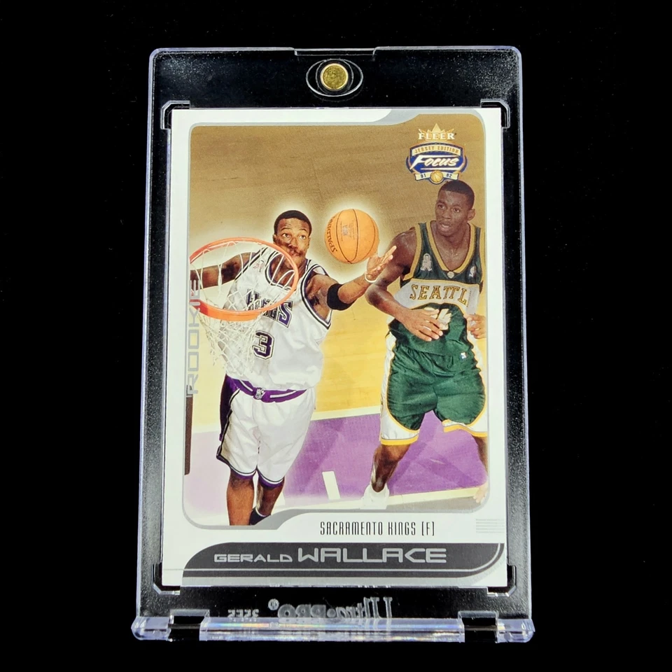 Tarjeta de novato Gerald Wallace RC #/1350 2002-03 NBA Fleer Skybox Jersey Focus #108 Foto 1 de 3