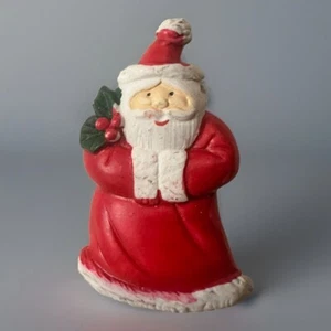Weihnachtsmann neue Brosche rotes Gewand Urlaub Anstecknadel hält Stechpalme rote Mütze - Bild 1 von 4