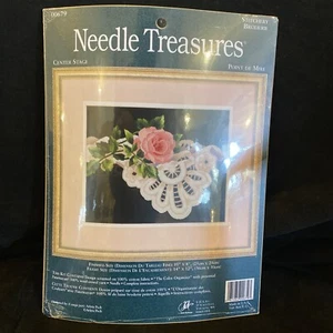 Nadel Treasures Center Stage Crewel Stickset Blumenmuster Spitze 00679 Neu in Verpackung - Bild 1 von 6