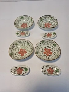 Set sushi giapponese. Quattro ciotole per salsa, 4 poggia bacchette e 2 paia di... - Foto 1 di 6