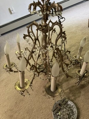 "Lámpara de araña de latón y cristal de ocho brazos estilo renacimiento rococó de mediados del siglo XX 24""" Foto 1 de 4