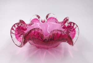 Vaso in vetro rubino mirtillo bianco Murano veneziano metà secolo MCM bordo scanalato - Foto 1 di 4