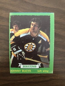 1973-74 Topps Johnny Bucyk #26 ~ Bobby Orr In Background ~ Boston Bruins Hof - Bild 1 von 2
