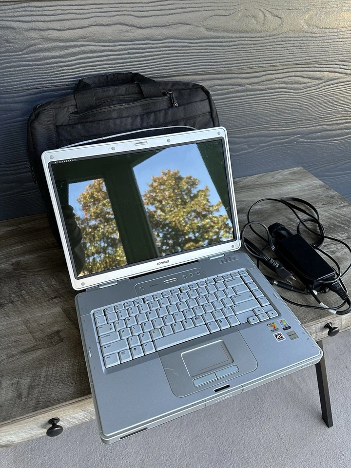 Netbook Presario V5000 Compaq com estojo de viagem e carregador OEM - Imagem 1 de 4