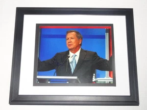 FOTO 8X10 FIRMADA POR EL GOBERNADOR JOHN KASICH ENMARCADA Y ENMARAÑADA EN MARCO DE 11X14 OHIO - Imagen 1 de 1