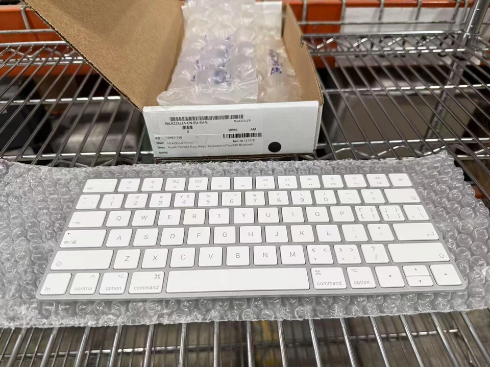 Wireless Magic Keyboard Kazakh/Czech/Chinese Euro/Slovak/Portuguese MLA22LL/A - Image 1 of 1