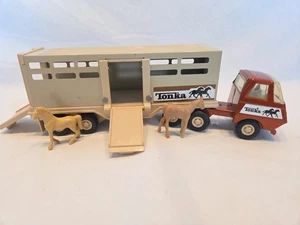 Vintage Tonka Sattelzug 55010 & Pferdeanhänger 811974-A Seitenrampen hinten & 2 Pferde. - Bild 1 von 11