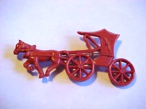 Antiguo broche de alfiler de celuloide de la década de 1870 broche "C" figurativo cochecito dibujado por caballos - Imagen 1 de 5