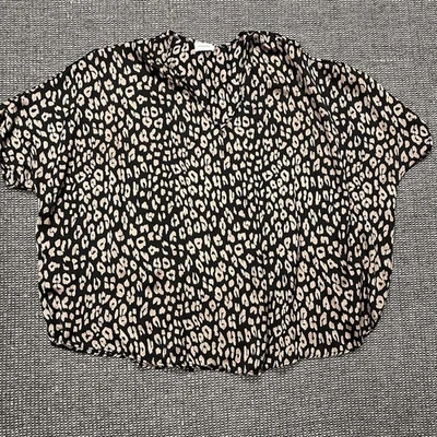 Blusa para mujer Adrienne negra/bronceada con estampado de animales, talla grande Foto 1 de 4