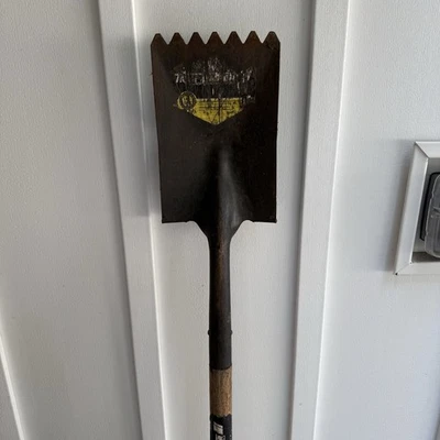 True Temper Professional Roofing Shovel 59” Long, 11” Serrated Head Solid Tool - Image 1 of 4