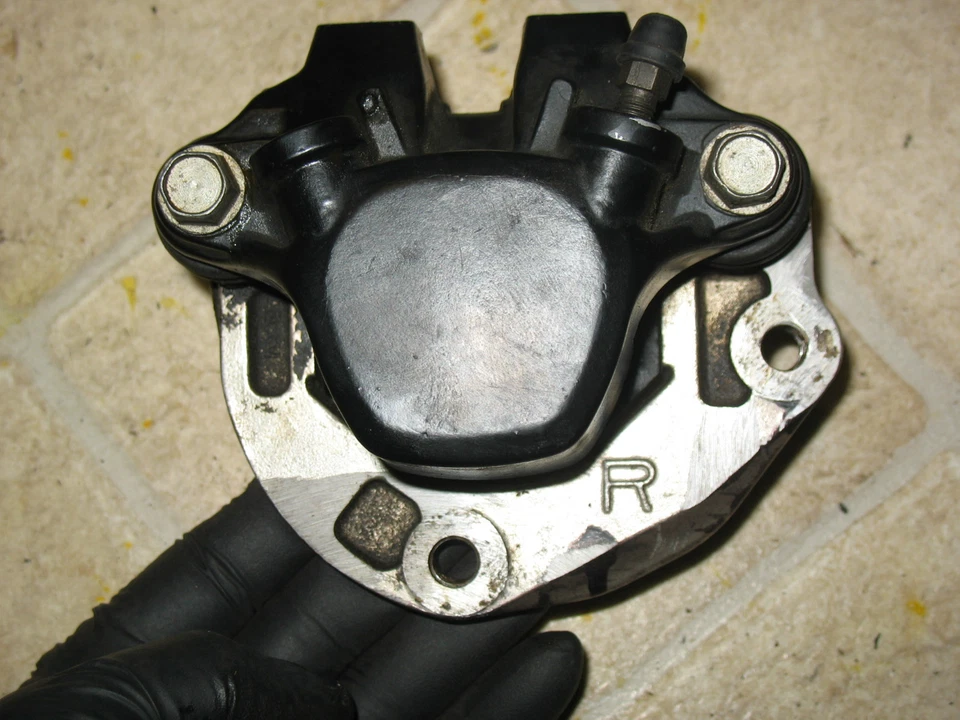 81 PINZA DE FRENO SUZUKI GS1000 GS 1000 FR Foto 1 de 4