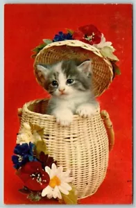 Cartolina d'epoca ~ Gattino in cesto con fiori - Foto 1 di 2