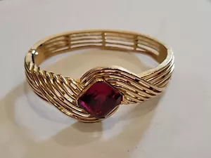 RARE VINTAGE CROWN TRIFARI GOLD TONE RED GLASS STONE BRACELET - Picture 1 of 19