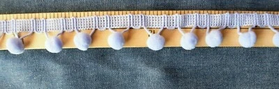 BOLAS DE POM POM BRANCO ACABAMENTO COM FRANJA 1 POLEGADA DE LARGURA 4 3/4 JARDAS - Imagem 1 de 2