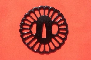 Tsuba Chrysantheme Blume dünner Stiel schwarze Legierung moderne Koshirae Dekoration Schwert - Bild 1 von 3