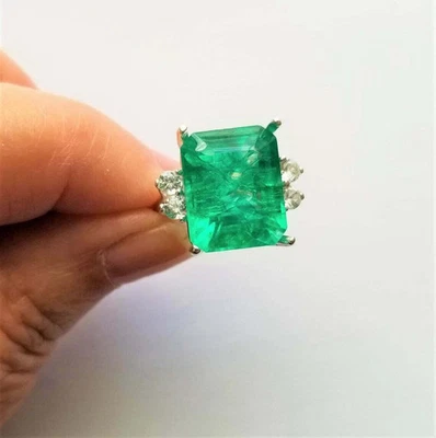 Anillo de compromiso solitario de esmeralda verde creado en laboratorio de 4,50 quilates acabado en oro blanco de 14 quilates Foto 1 de 4
