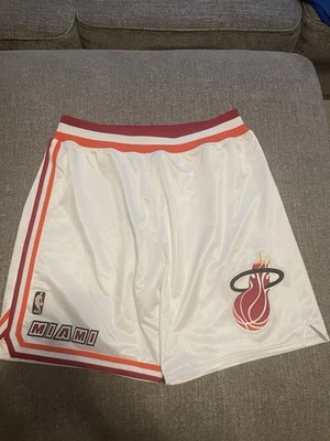 PANTALONES CORTOS MITCHELL & NESS NBA AUTÉNTICOS HWC MIAMI BLANCO TÉRMICO 07-08 TALLA XL Foto 1 de 4