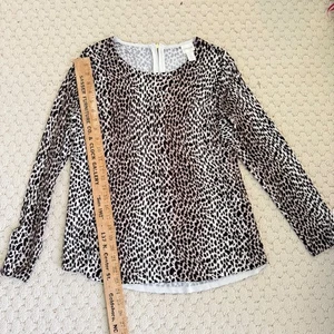 Chico's Animal Print Long Sleeve Top Blouse Size 1 Career Casual - Picture 1 of 3