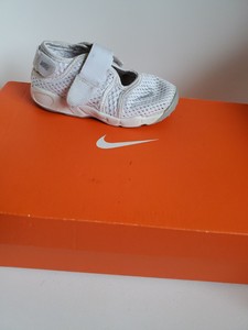 infant size 8.5 trainers