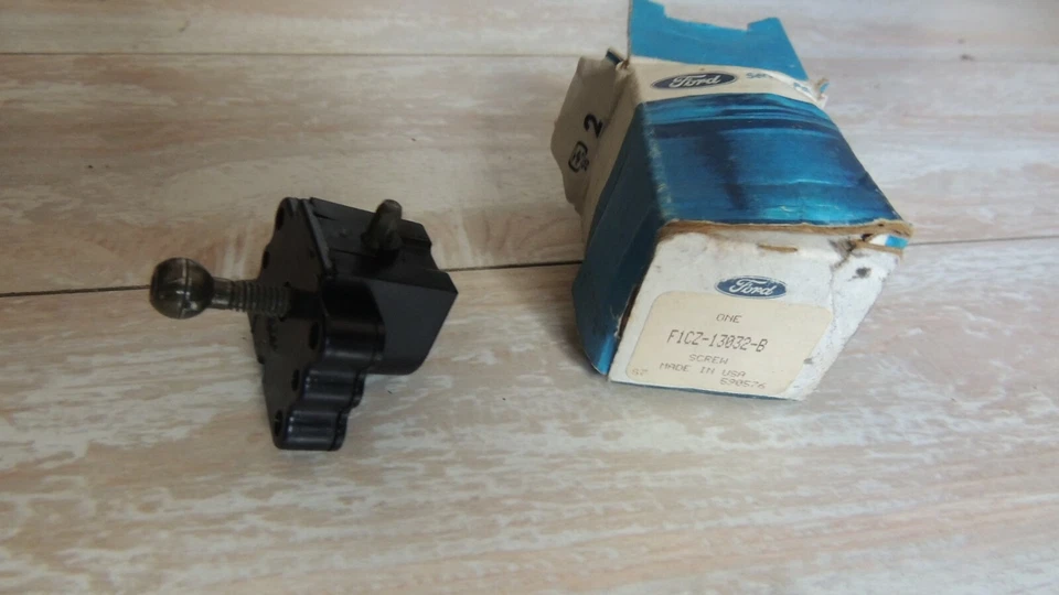 Parafuso de ajuste superior farol Ford Escort 1991-1996 NOS F1CZ-13032-B - Imagem 1 de 1